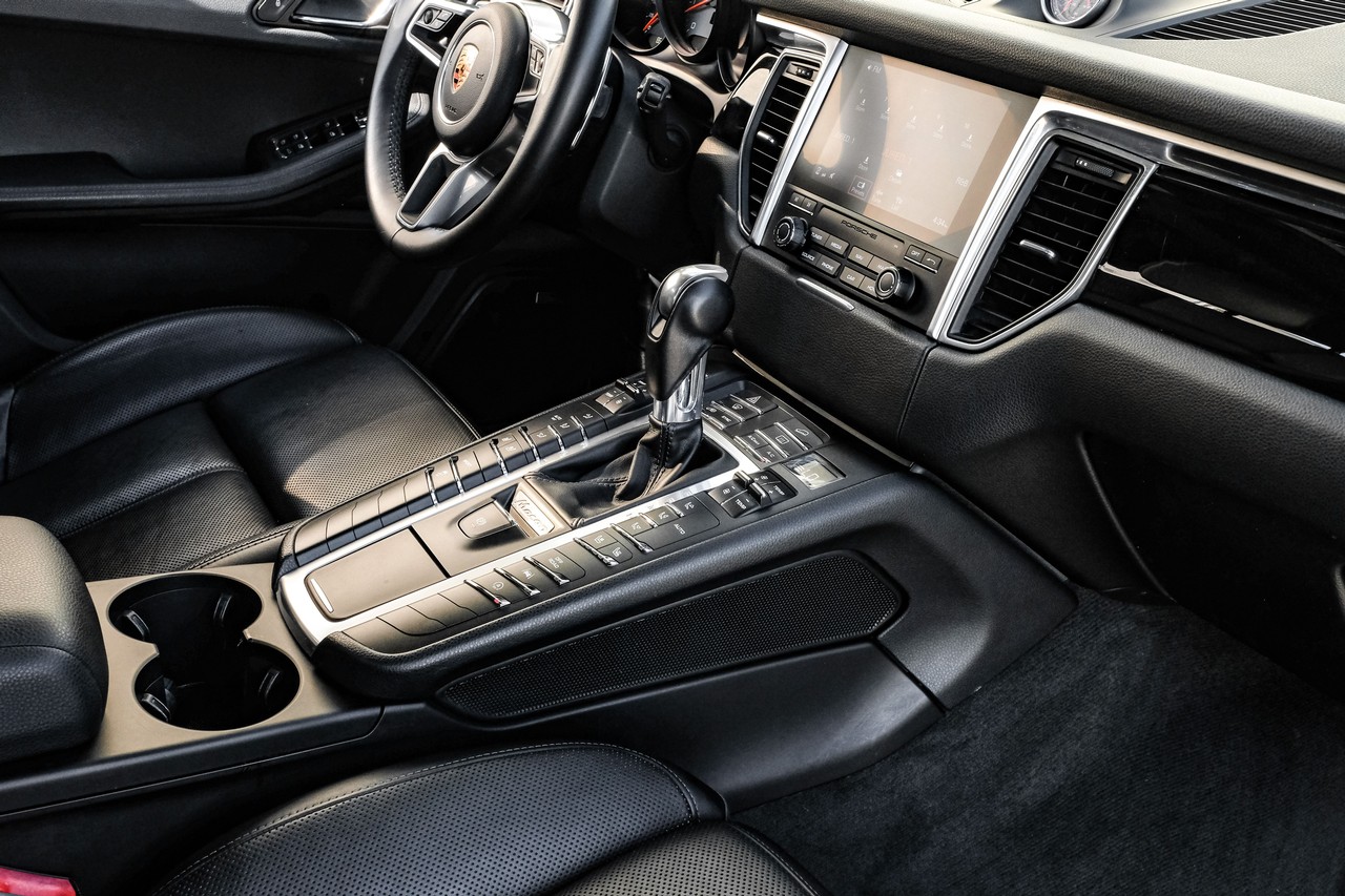 Porsche Macan Vehicle Main Gallery Image 24