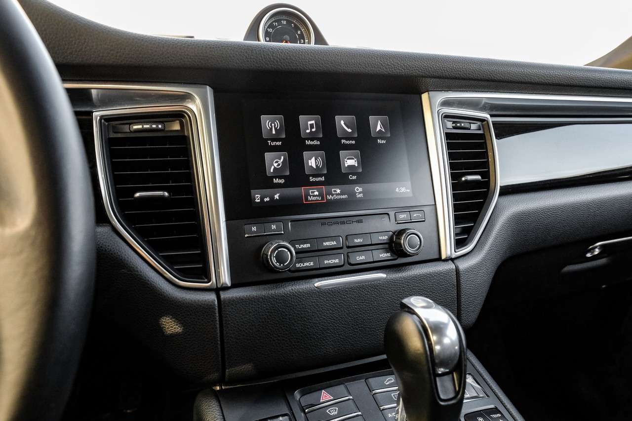 Porsche Macan Vehicle Main Gallery Image 27