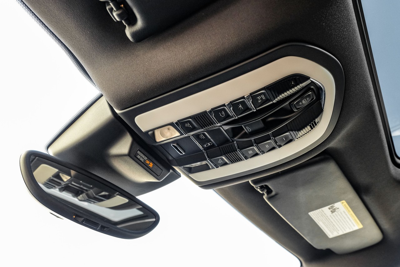 Porsche Macan Vehicle Main Gallery Image 30