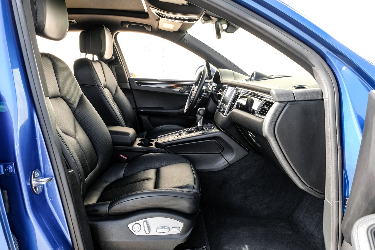 Porsche Macan Vehicle Main Gallery Image 32