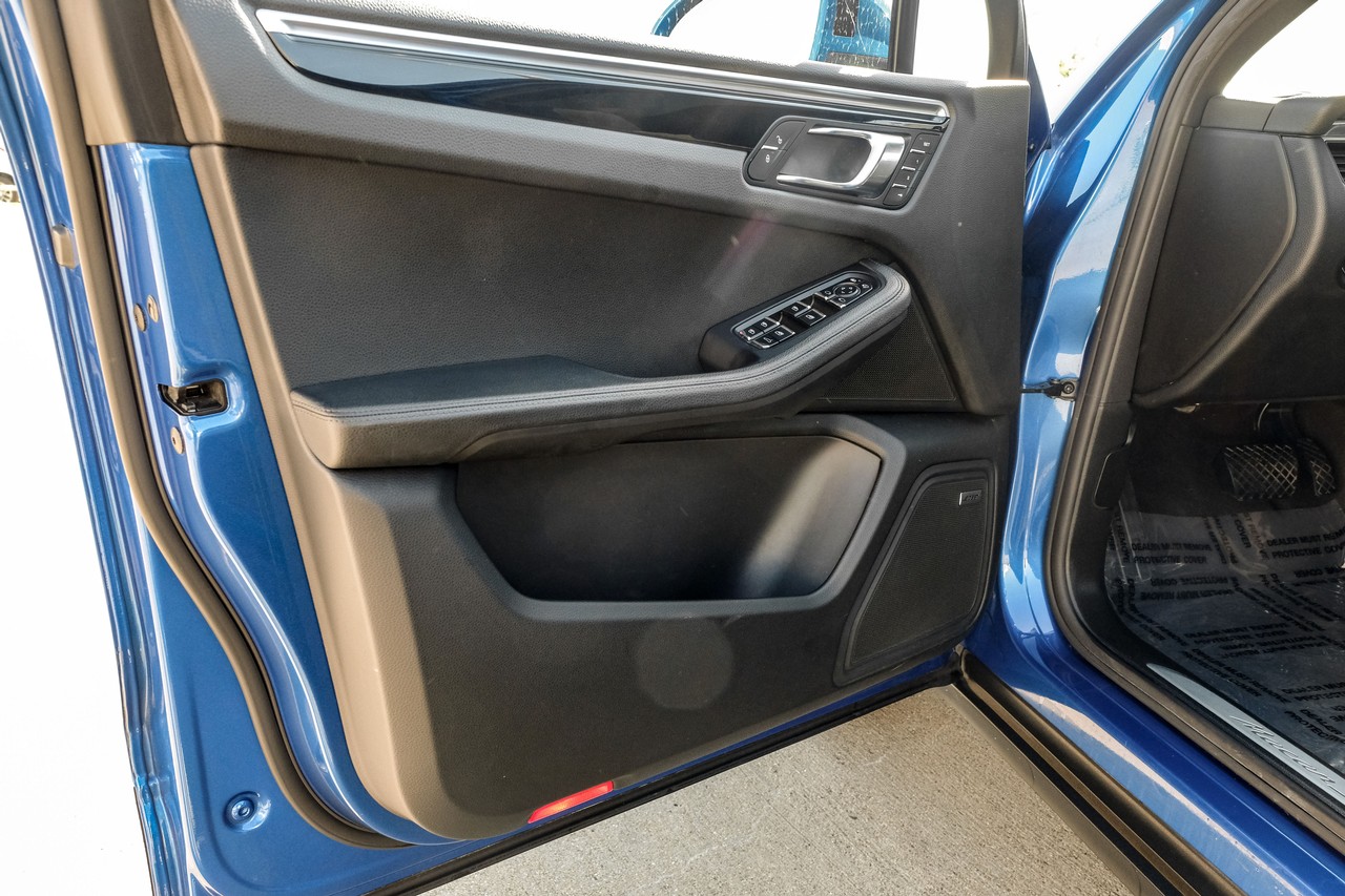 Porsche Macan Vehicle Main Gallery Image 41