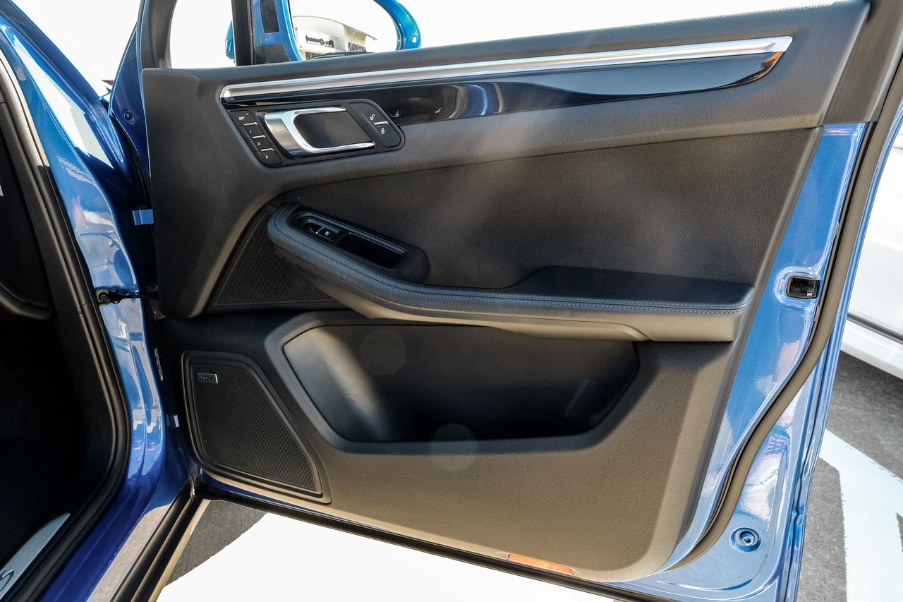 Porsche Macan Vehicle Main Gallery Image 43