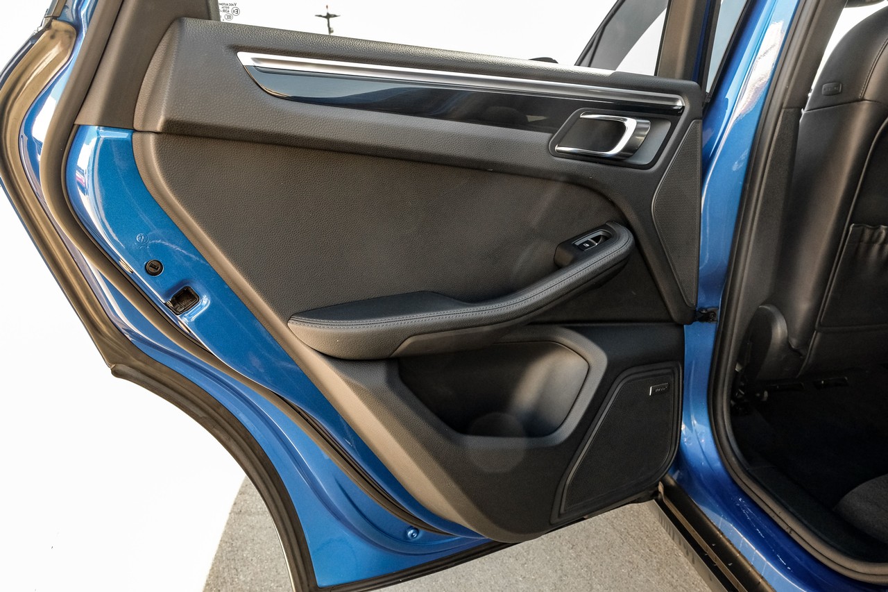 Porsche Macan Vehicle Main Gallery Image 44