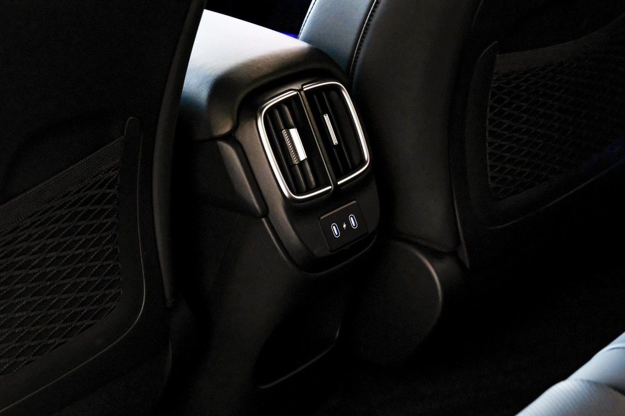 Hyundai IONIQ 6 Vehicle Main Gallery Image 35