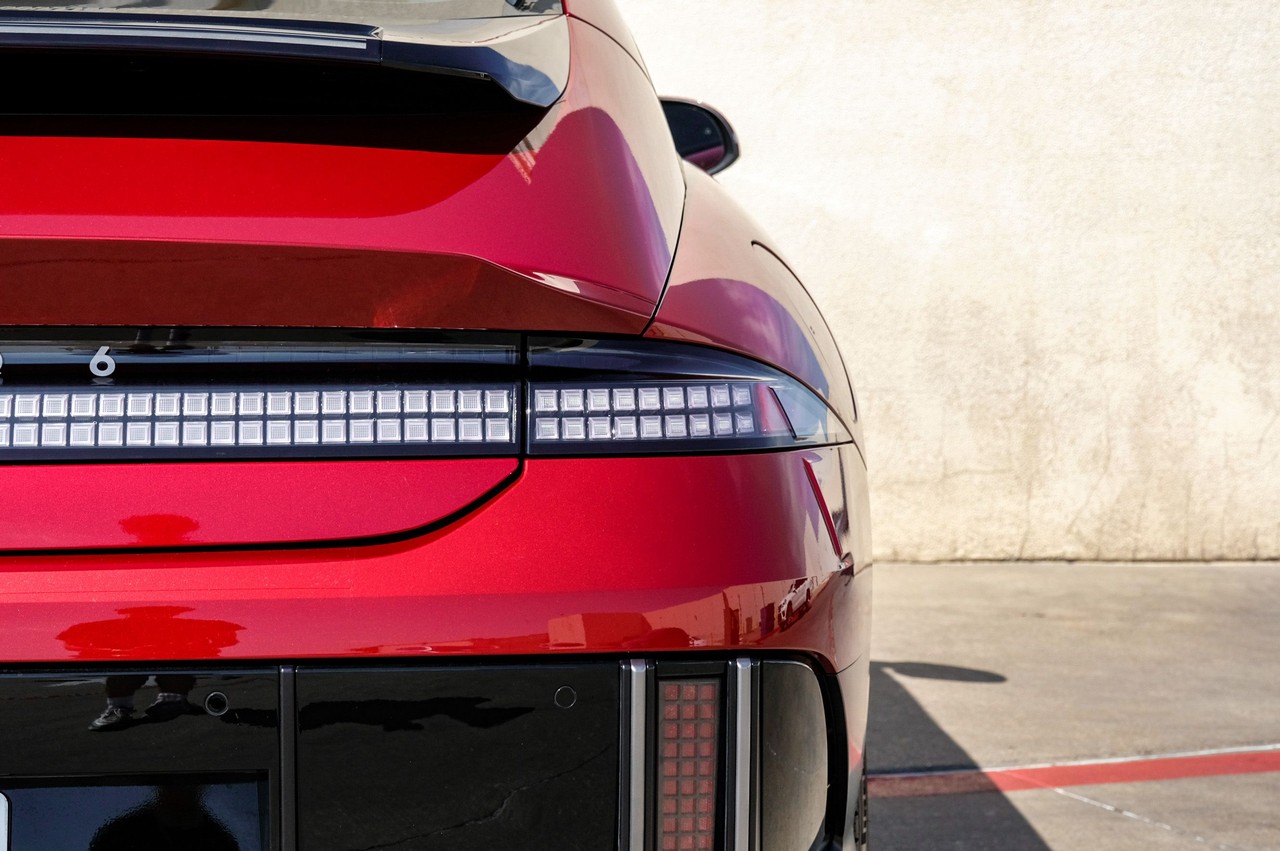 Hyundai IONIQ 6 Vehicle Main Gallery Image 39