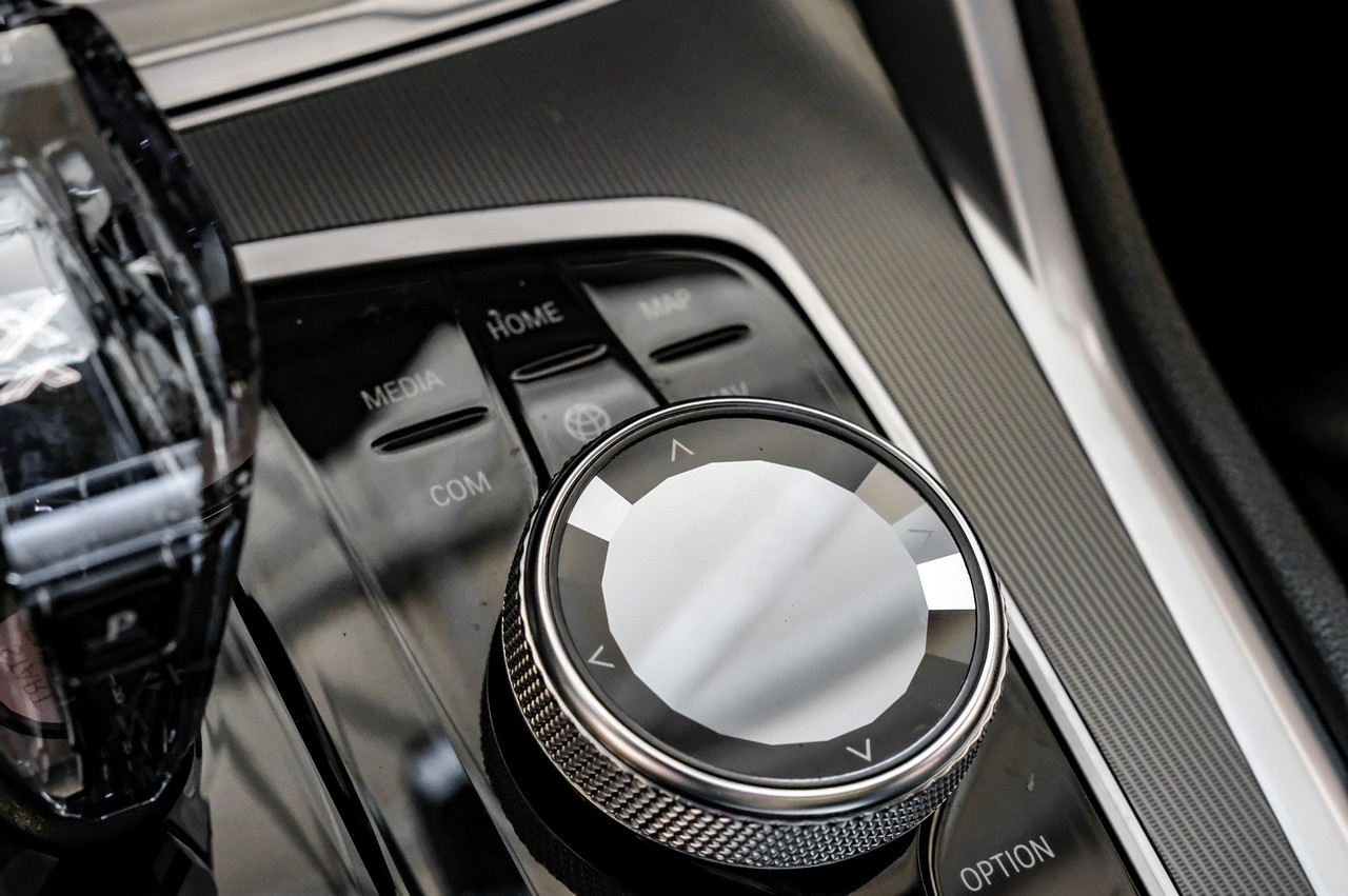 BMW X6 Vehicle Main Gallery Image 24