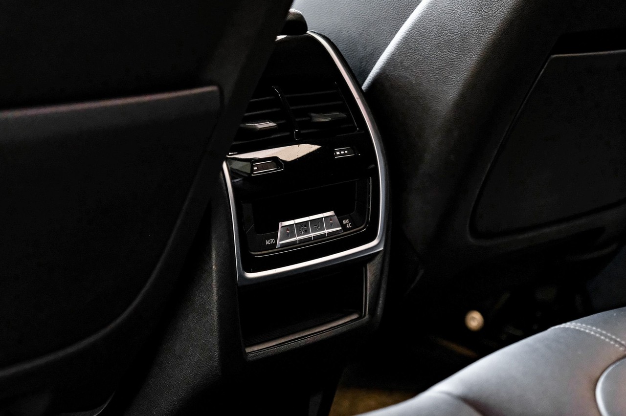 BMW X6 Vehicle Main Gallery Image 38