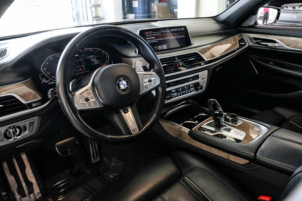 BMW 7 Series Vehicle Main Gallery Image 03