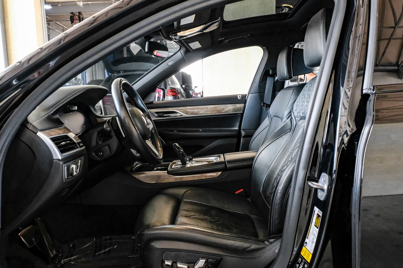 BMW 7 Series Vehicle Main Gallery Image 04