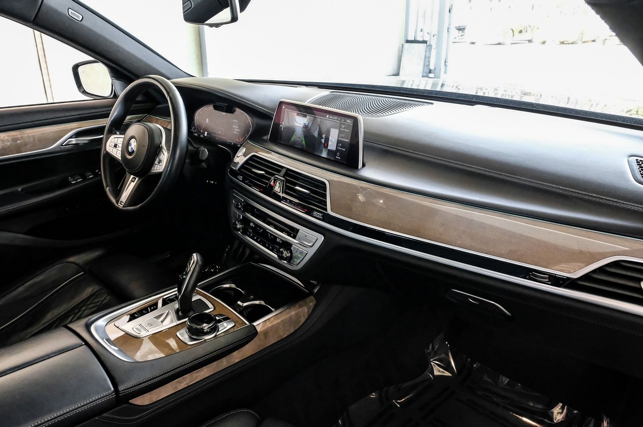 BMW 7 Series Vehicle Main Gallery Image 13