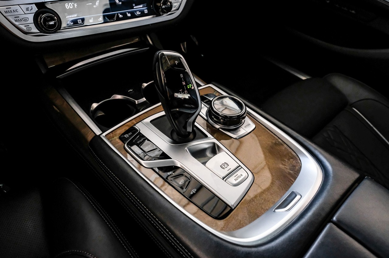 BMW 7 Series Vehicle Main Gallery Image 22