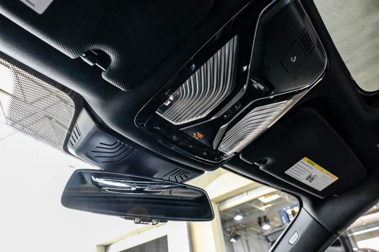 BMW 7 Series Vehicle Main Gallery Image 31