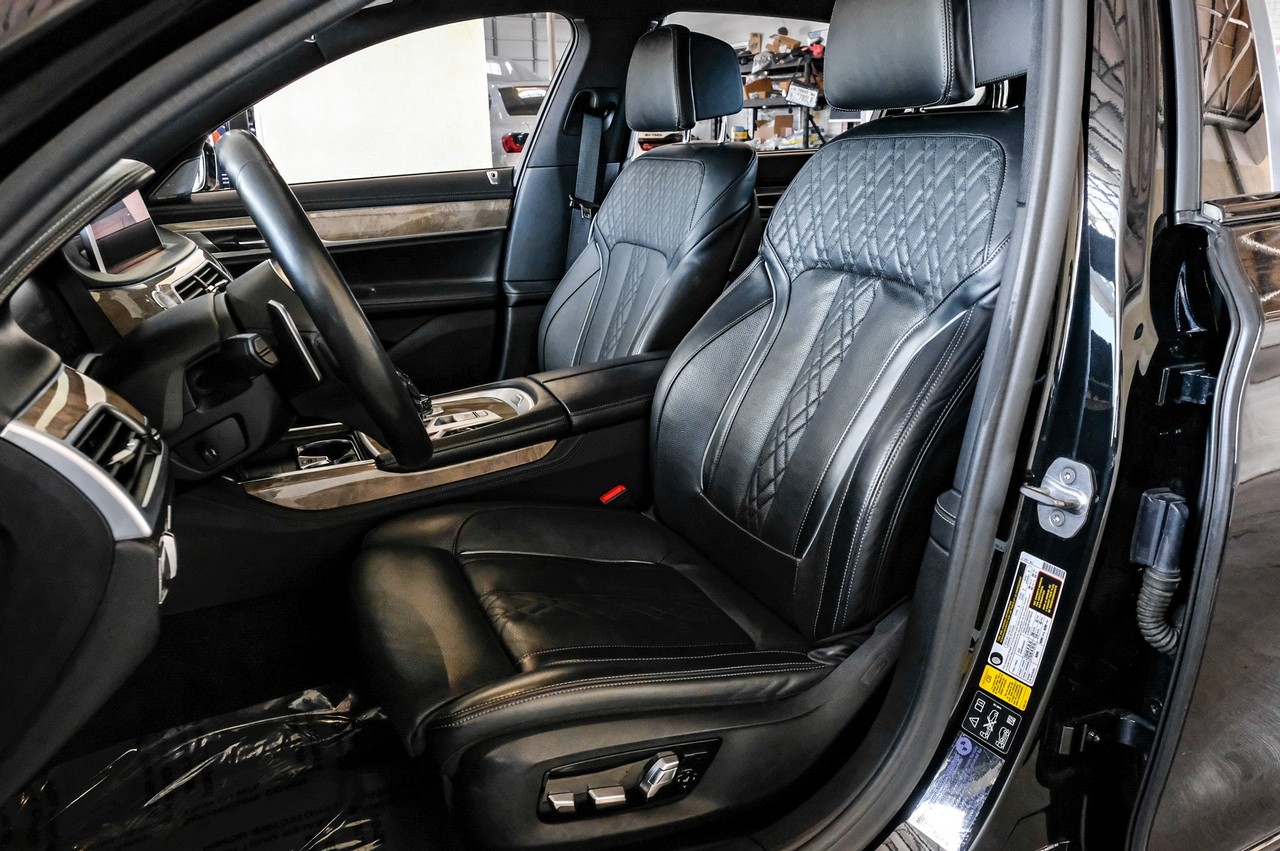 BMW 7 Series Vehicle Main Gallery Image 32