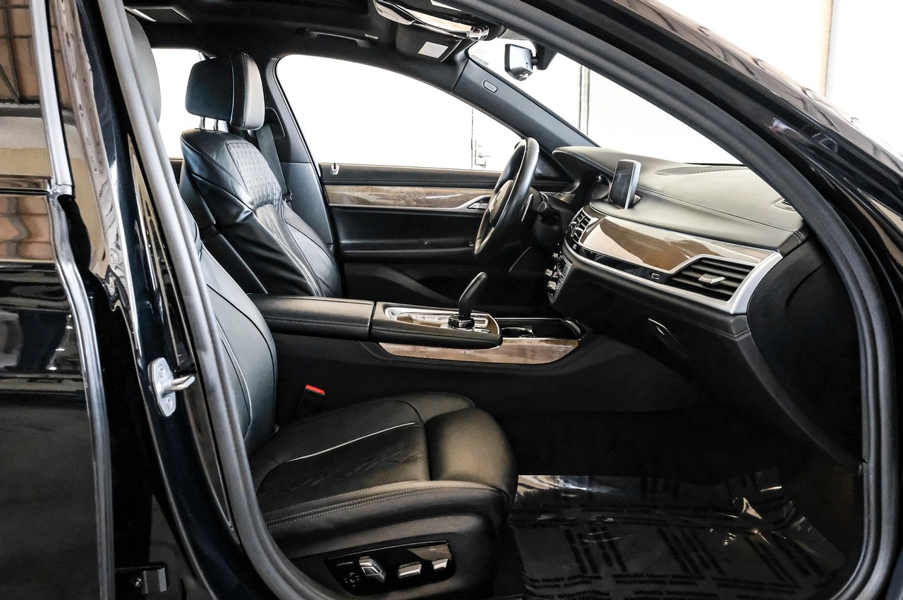 BMW 7 Series Vehicle Main Gallery Image 34
