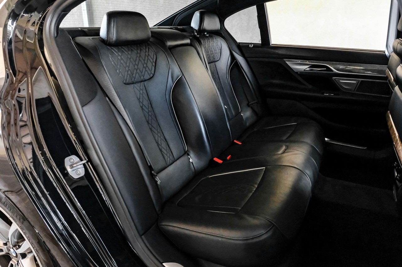 BMW 7 Series Vehicle Main Gallery Image 36