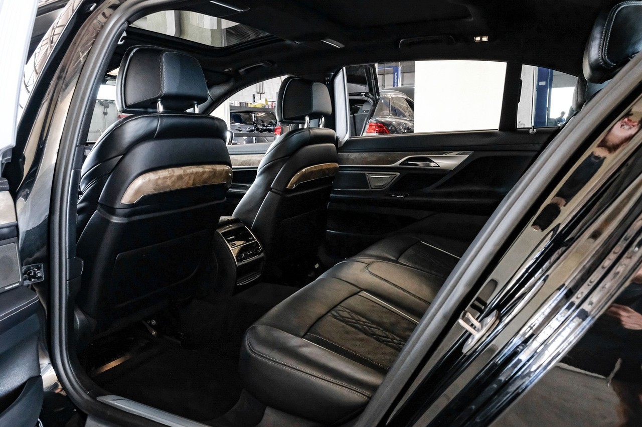 BMW 7 Series Vehicle Main Gallery Image 38