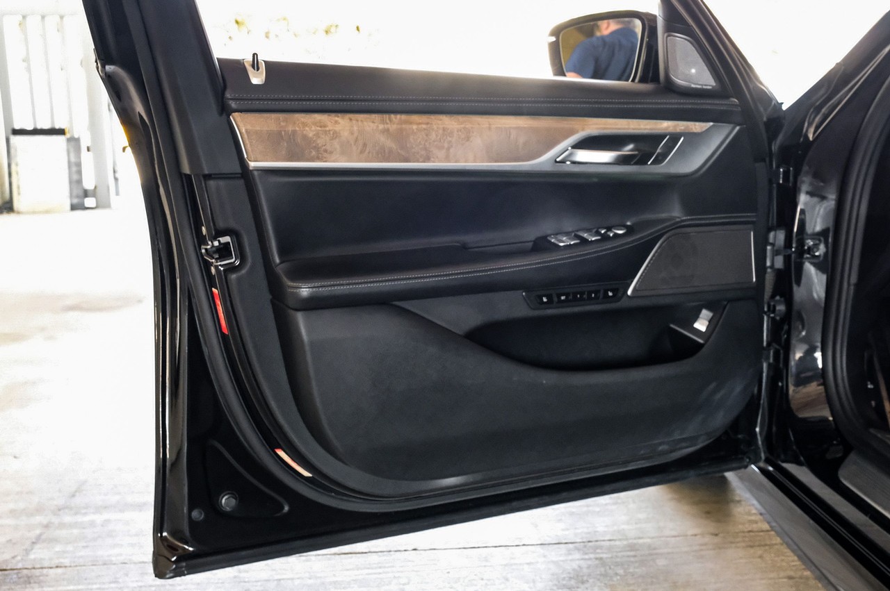 BMW 7 Series Vehicle Main Gallery Image 42