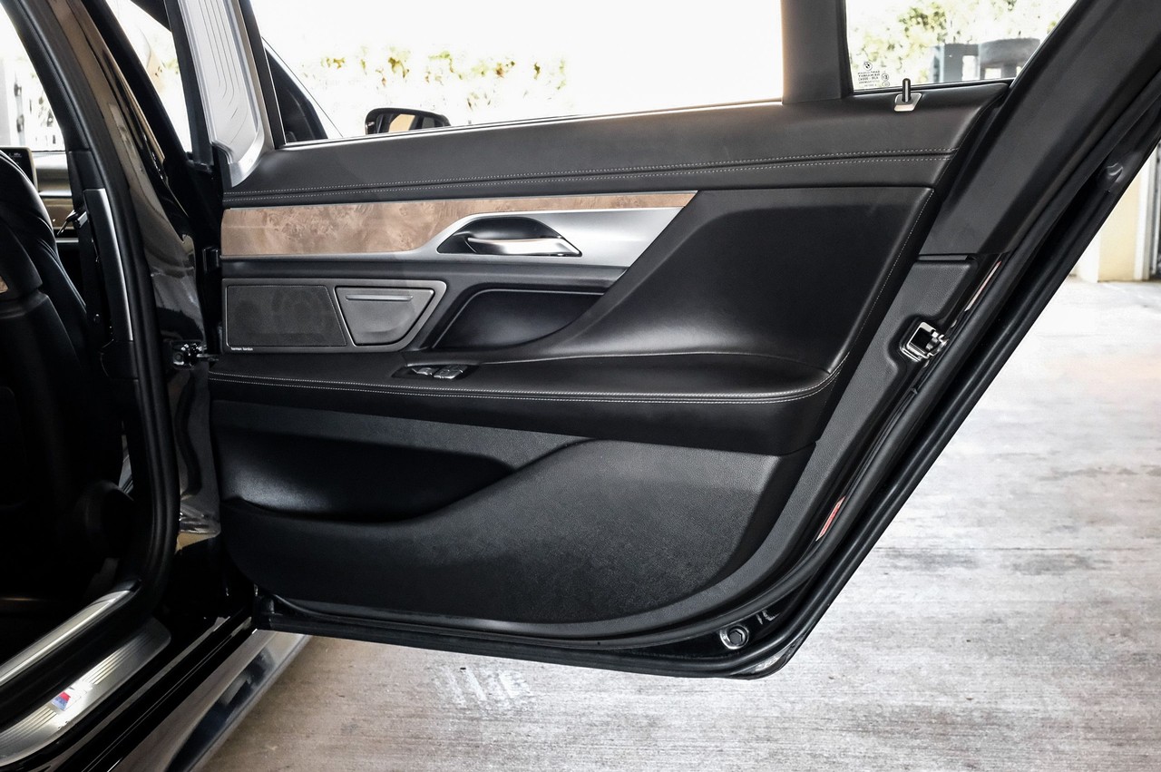 BMW 7 Series Vehicle Main Gallery Image 45