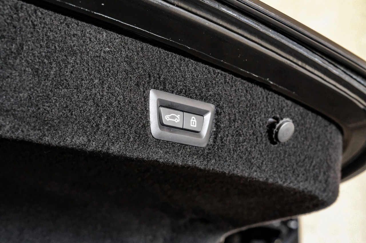 BMW 7 Series Vehicle Main Gallery Image 50