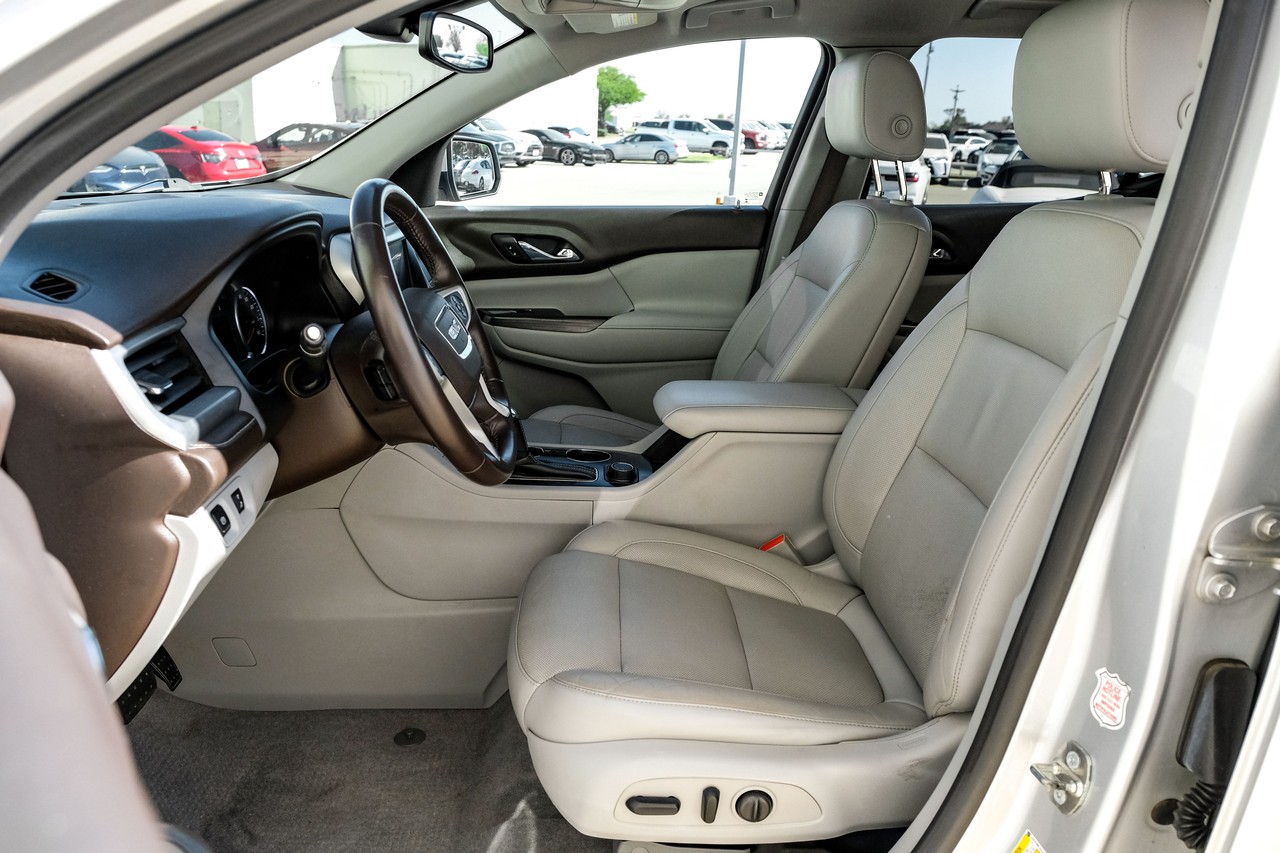 GMC Acadia Vehicle Main Gallery Image 04