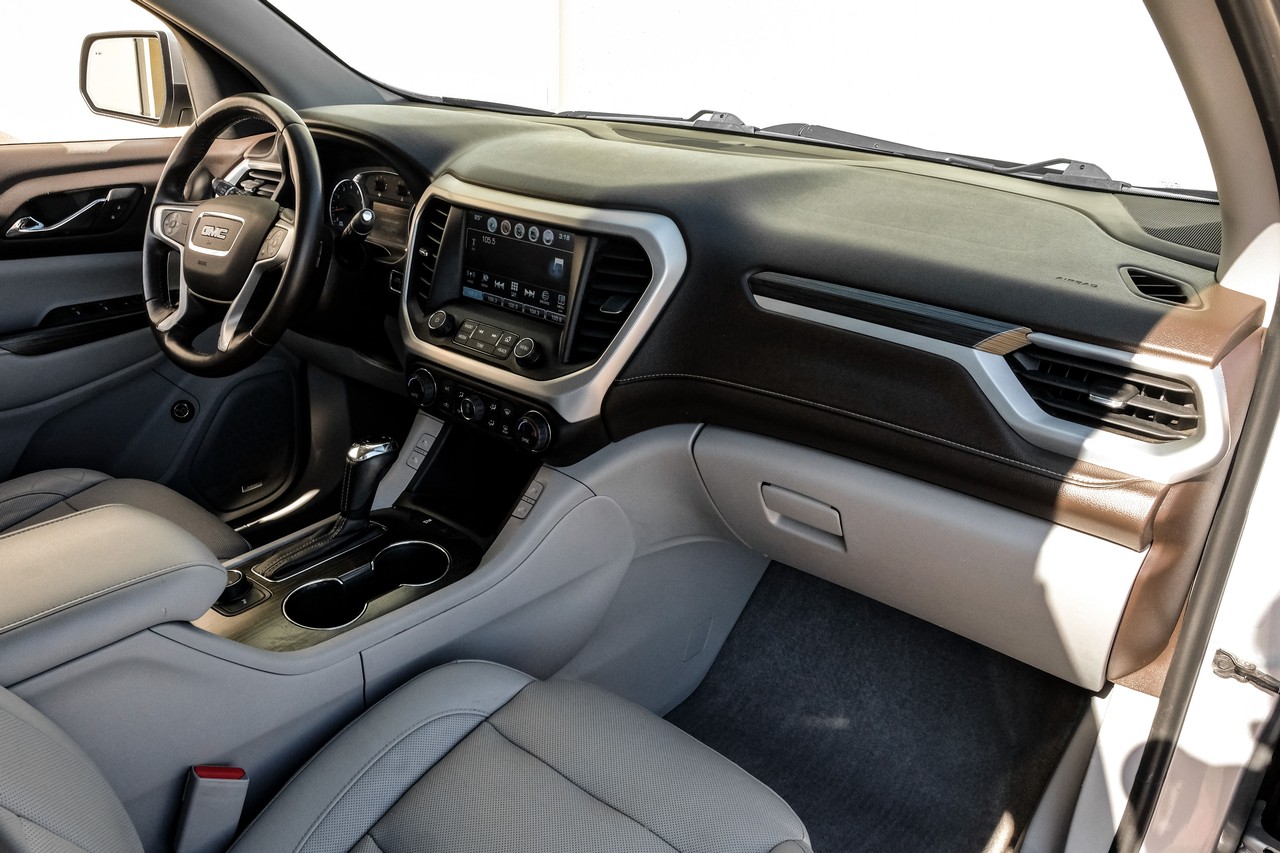 GMC Acadia Vehicle Main Gallery Image 12