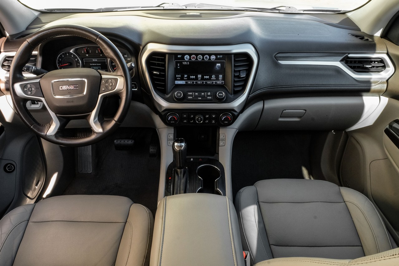 GMC Acadia Vehicle Main Gallery Image 14