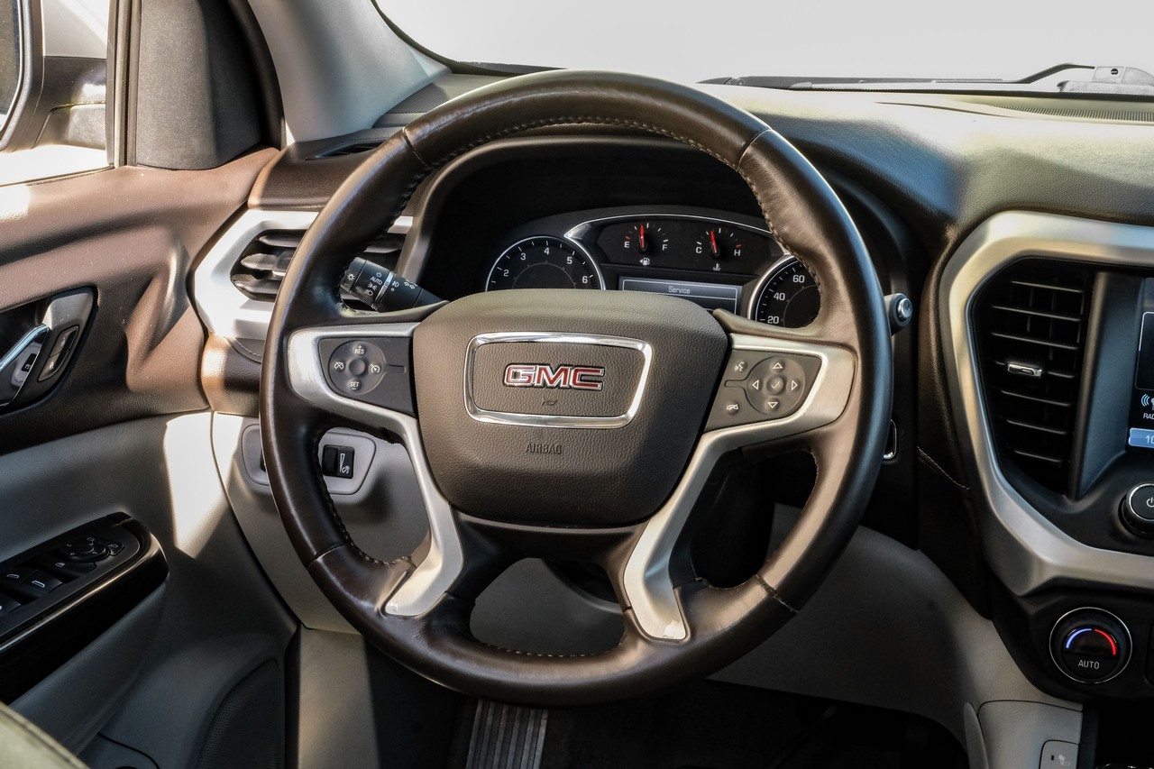 GMC Acadia Vehicle Main Gallery Image 16