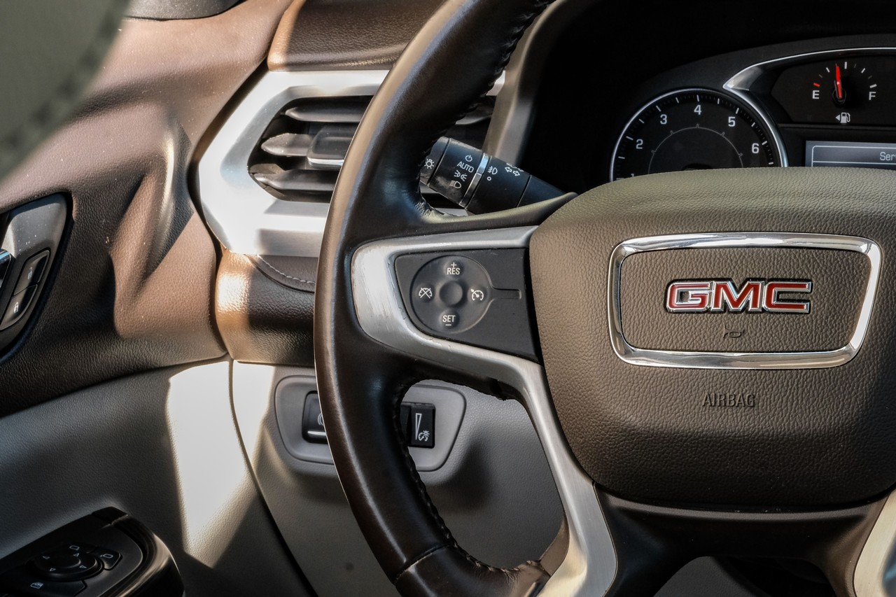 GMC Acadia Vehicle Main Gallery Image 17