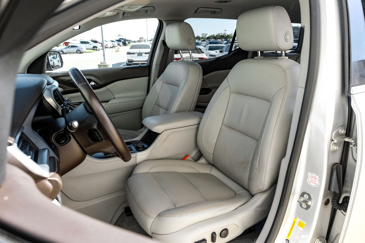 GMC Acadia Vehicle Main Gallery Image 31