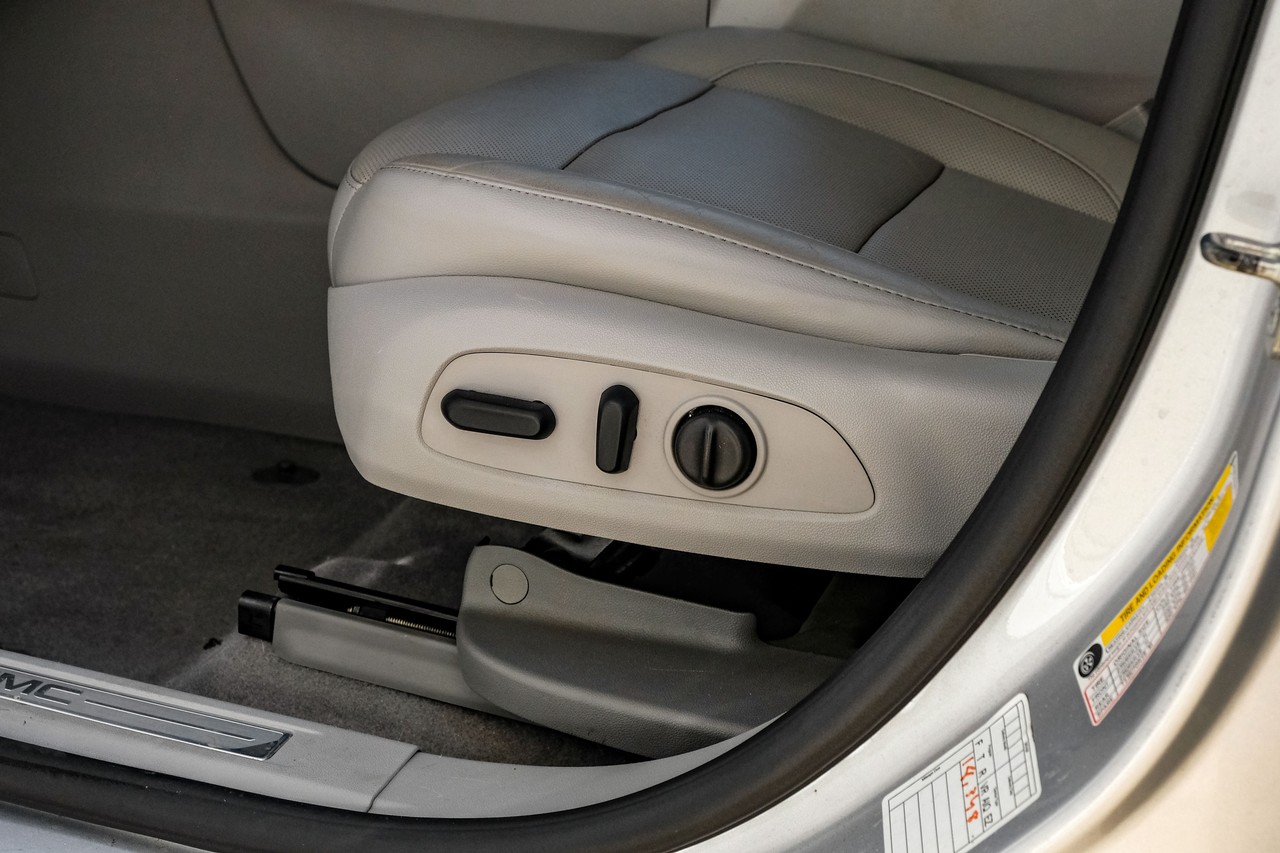 GMC Acadia Vehicle Main Gallery Image 32