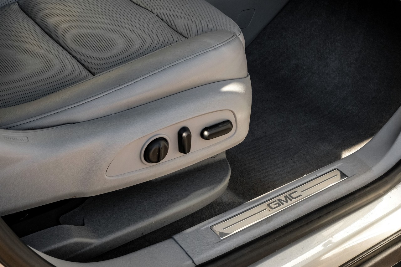 GMC Acadia Vehicle Main Gallery Image 35