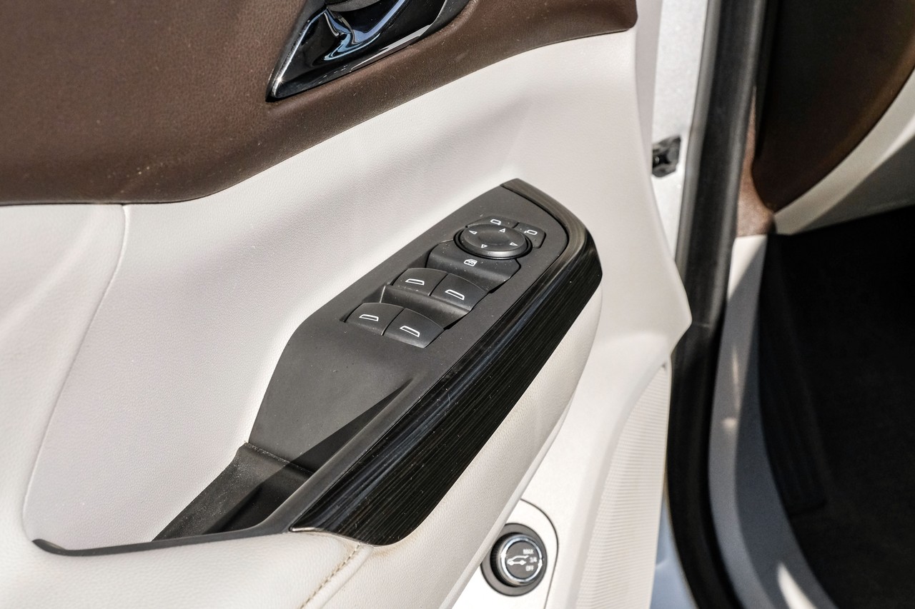 GMC Acadia Vehicle Main Gallery Image 45