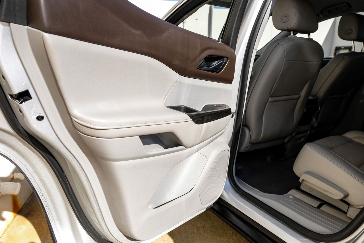 GMC Acadia Vehicle Main Gallery Image 48