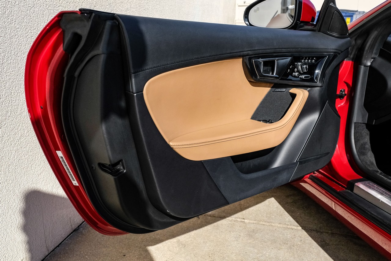 Jaguar F-Type Vehicle Main Gallery Image 38