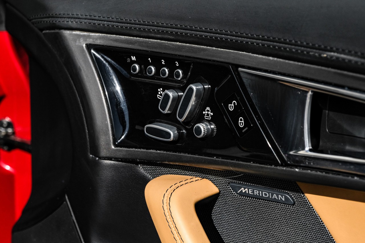 Jaguar F-Type Vehicle Main Gallery Image 40