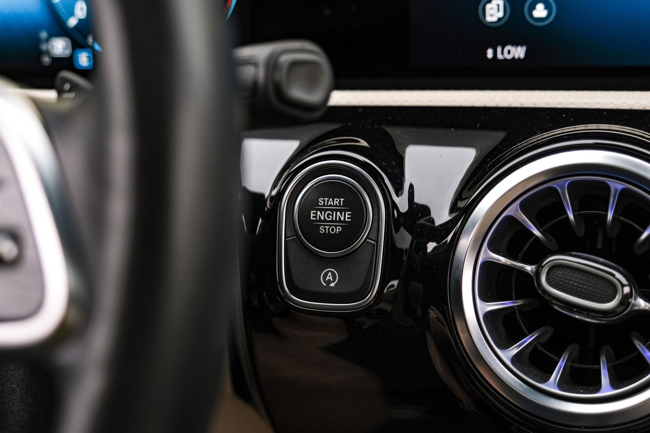 Mercedes-Benz A 220 Vehicle Main Gallery Image 21