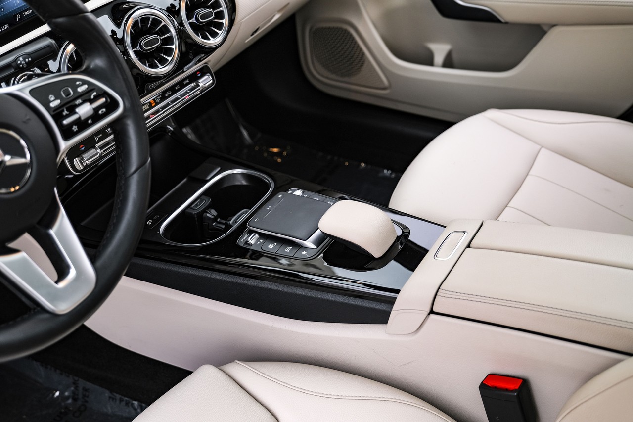 Mercedes-Benz A 220 Vehicle Main Gallery Image 25