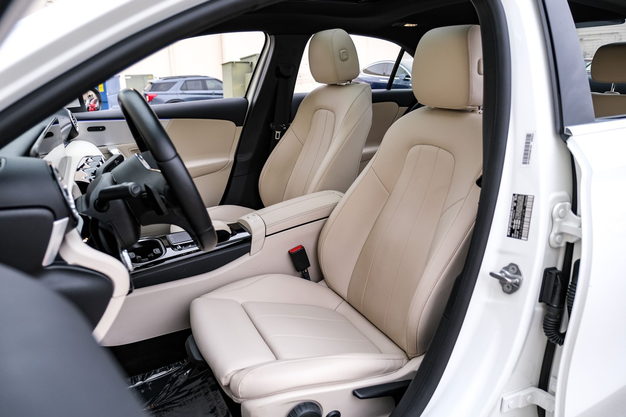 Mercedes-Benz A 220 Vehicle Main Gallery Image 32