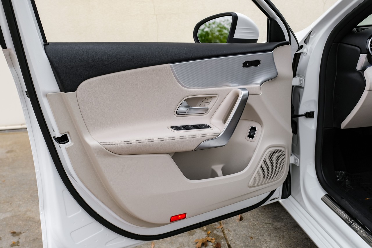 Mercedes-Benz A 220 Vehicle Main Gallery Image 42