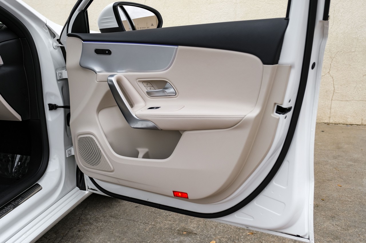 Mercedes-Benz A 220 Vehicle Main Gallery Image 44