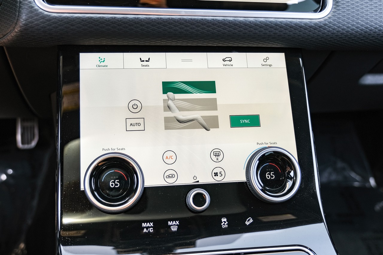 Land Rover Range Rover Velar Vehicle Main Gallery Image 28