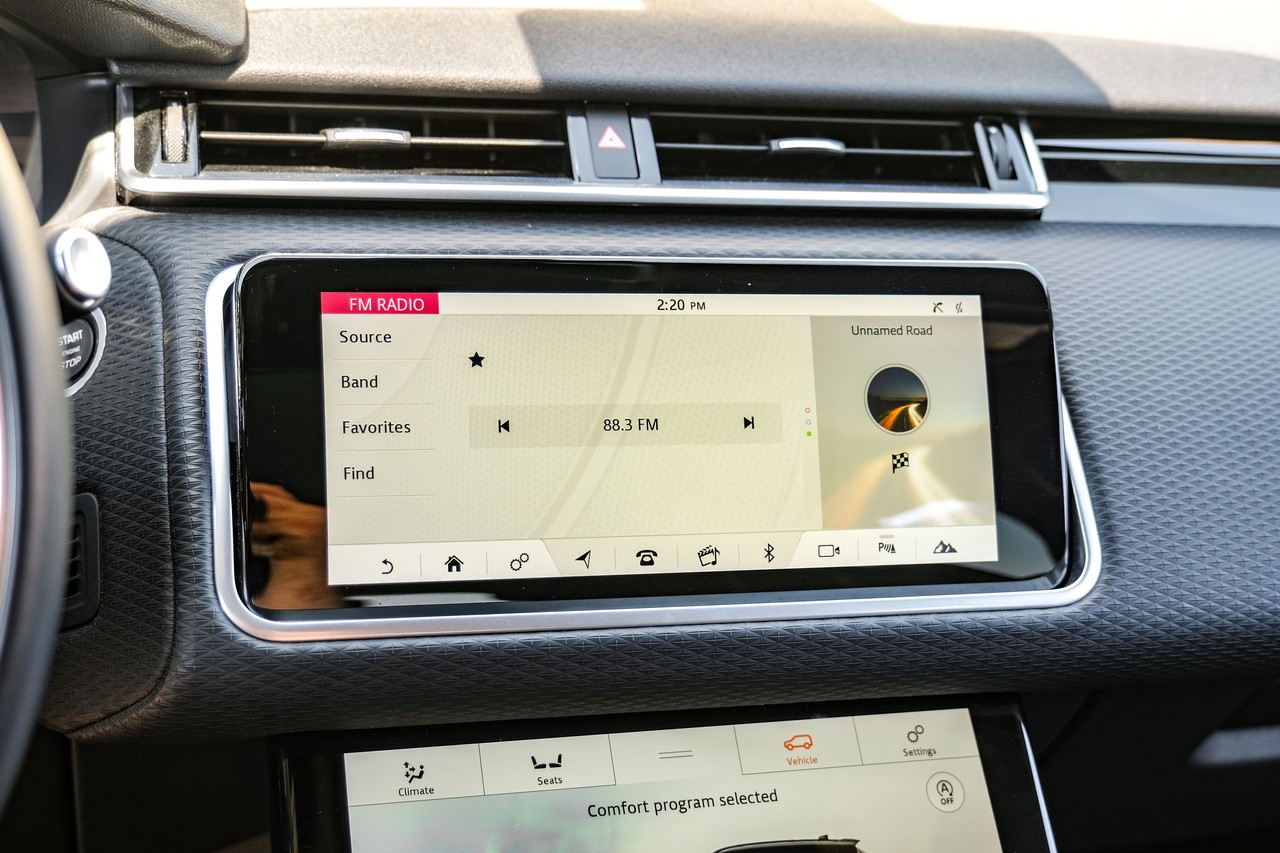 Land Rover Range Rover Velar Vehicle Main Gallery Image 31