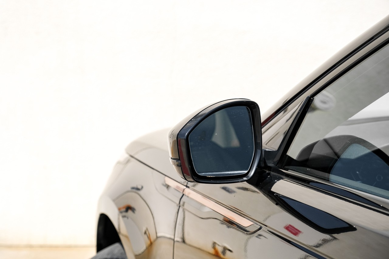 Land Rover Range Rover Velar Vehicle Main Gallery Image 40