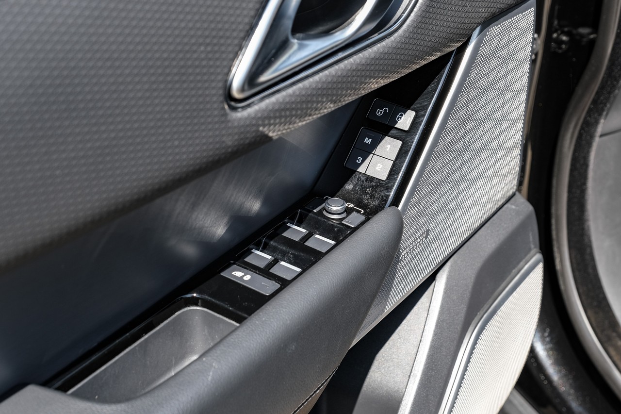 Land Rover Range Rover Velar Vehicle Main Gallery Image 41