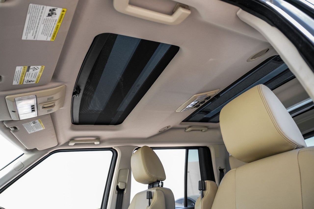 Land Rover LR4 Vehicle Main Gallery Image 05