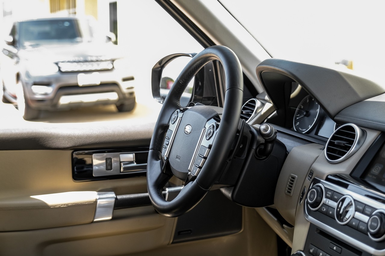 Land Rover LR4 Vehicle Main Gallery Image 14