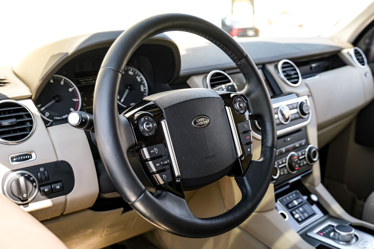 Land Rover LR4 Vehicle Main Gallery Image 16