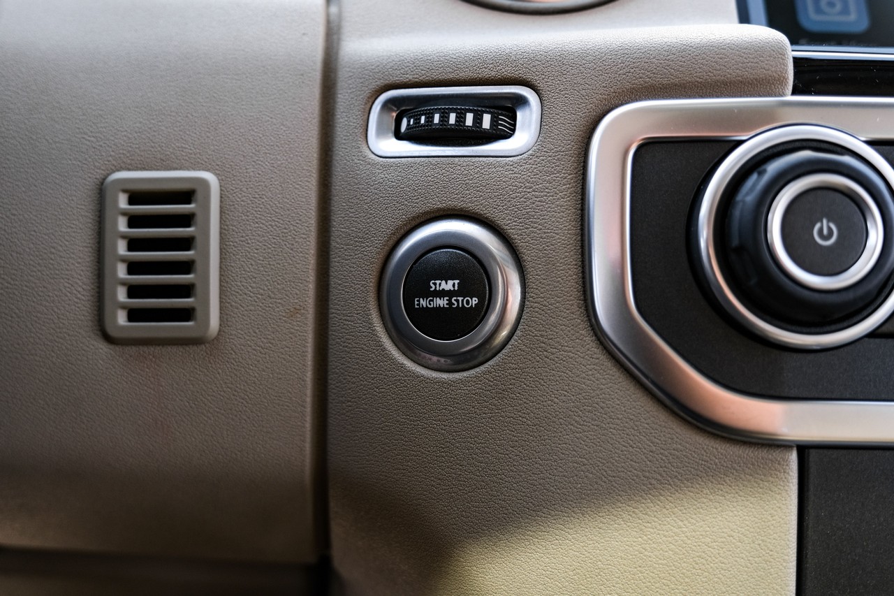 Land Rover LR4 Vehicle Main Gallery Image 21