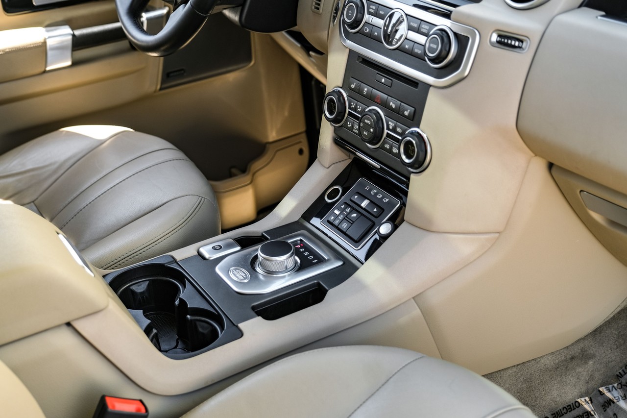 Land Rover LR4 Vehicle Main Gallery Image 23