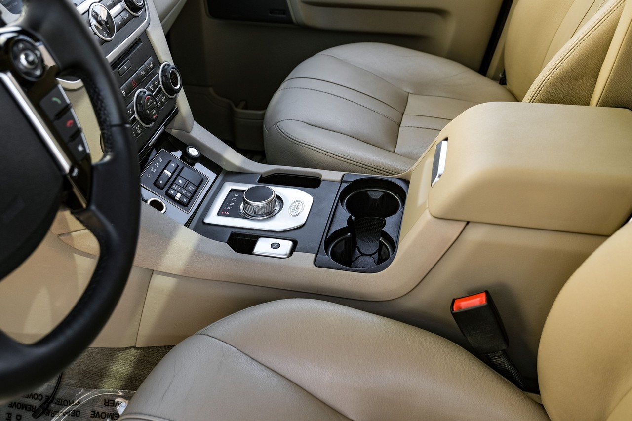 Land Rover LR4 Vehicle Main Gallery Image 24